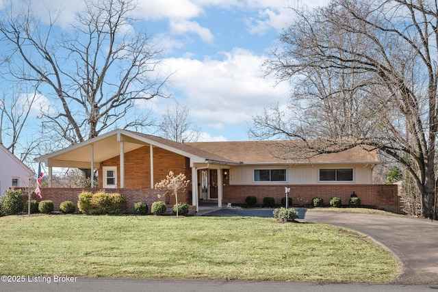 single story home featuring a front lawn