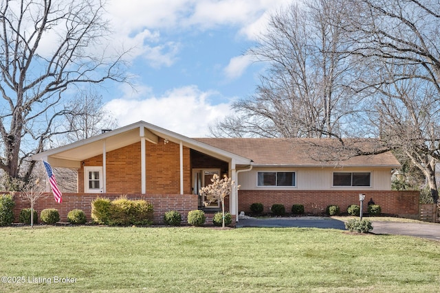 ranch-style home featuring a front lawn