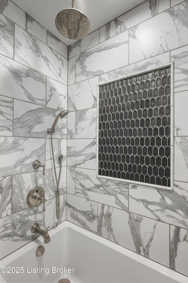 bathroom with tiled shower / bath combo