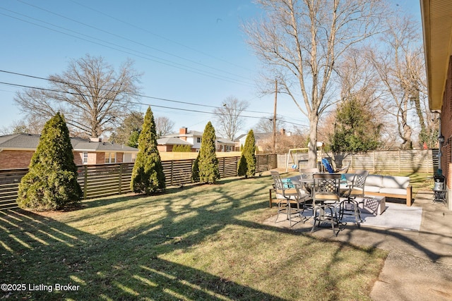 view of yard featuring outdoor lounge area and a patio area