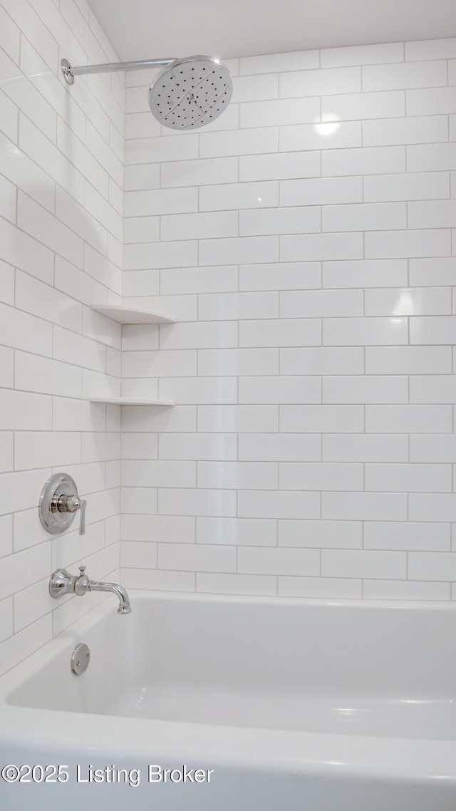 bathroom featuring tiled shower / bath combo