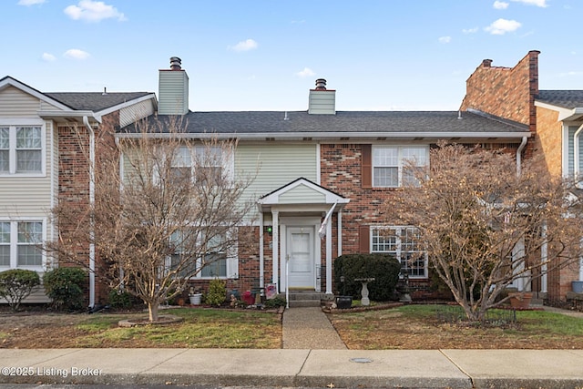 townhome / multi-family property featuring a front lawn