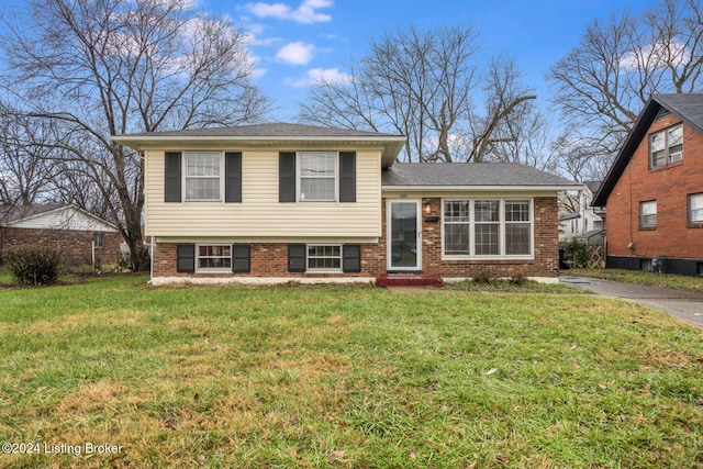 split level home with a front lawn