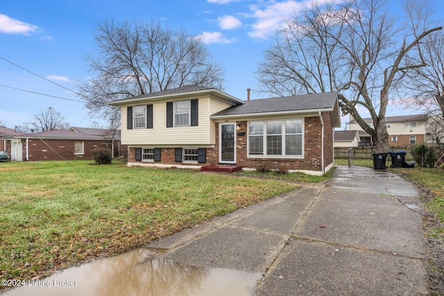 split level home with a front lawn