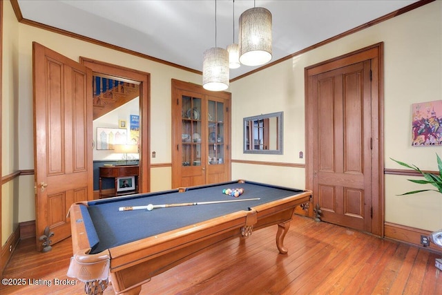 recreation room featuring hardwood / wood-style floors, crown molding, and pool table