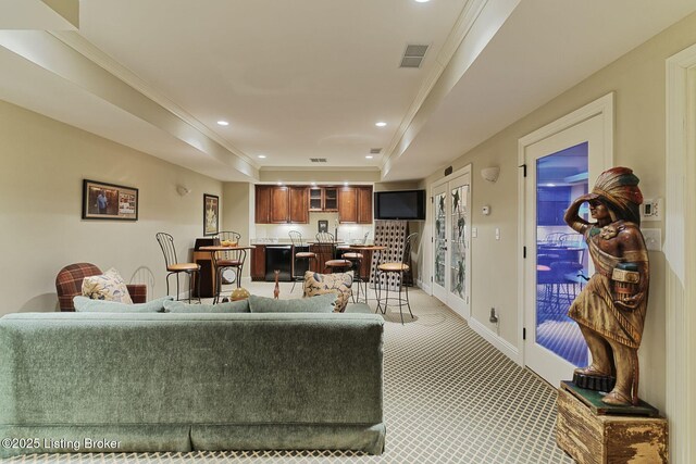 living area featuring recessed lighting, light carpet, visible vents, baseboards, and crown molding