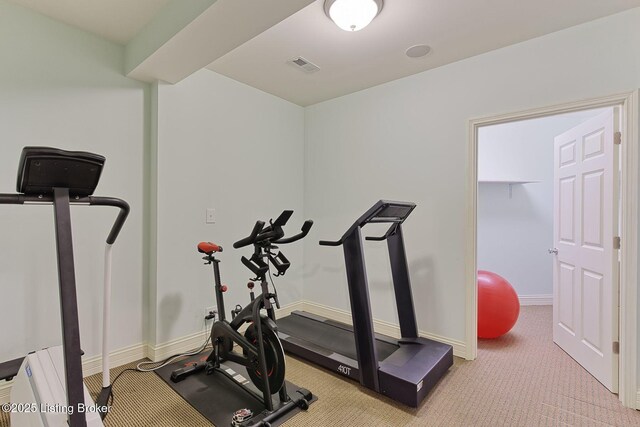 workout room featuring carpet floors, visible vents, and baseboards