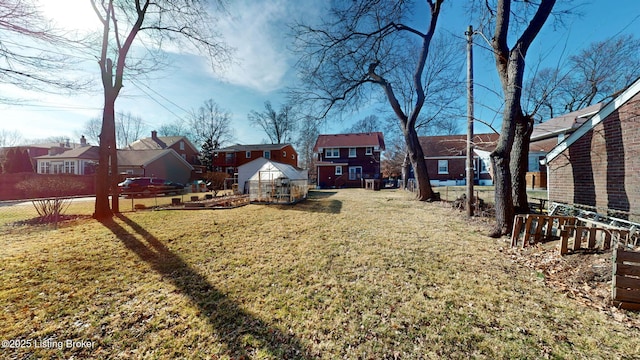 view of yard featuring an outdoor structure