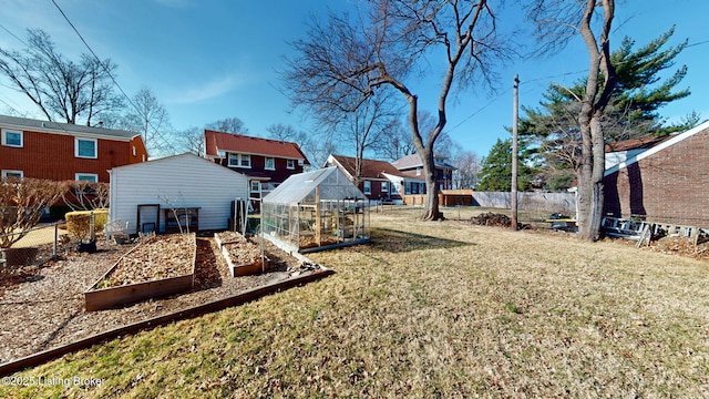 view of yard featuring an outbuilding