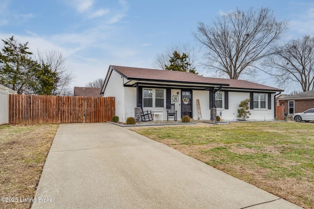 view of front facade featuring a front yard