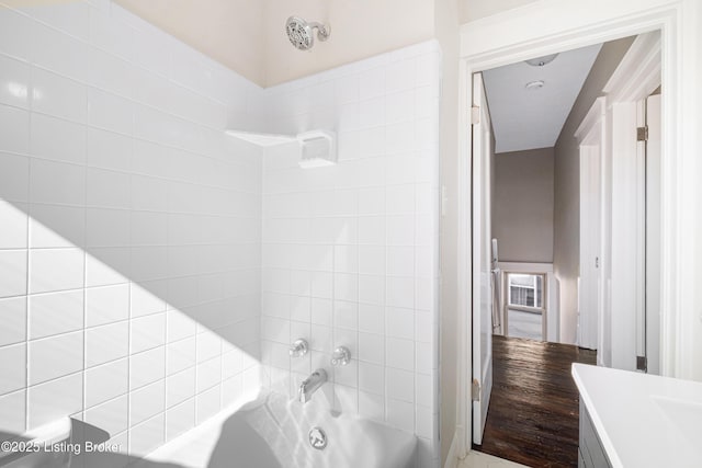 bathroom featuring tiled shower / bath