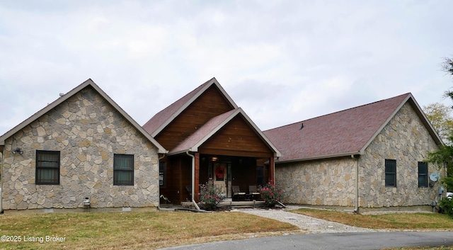 view of front facade featuring a porch and a front yard