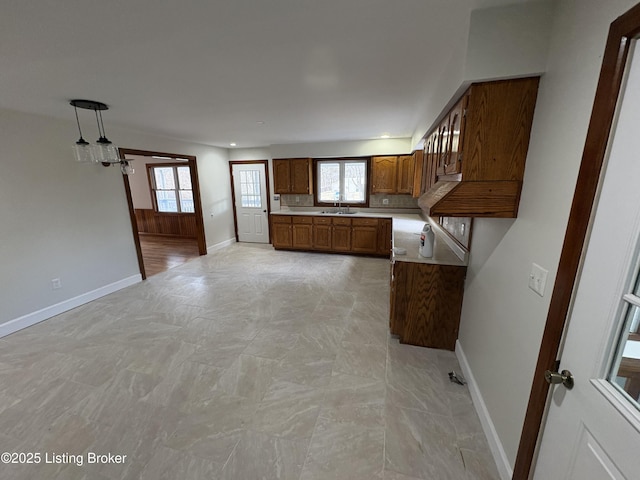 kitchen with sink, pendant lighting, and kitchen peninsula