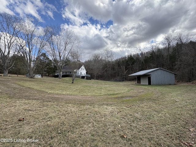 view of yard featuring an outbuilding