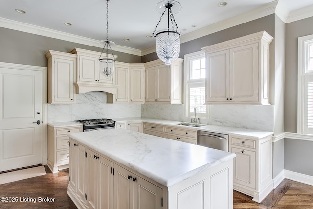 kitchen featuring sink, hanging light fixtures, stainless steel appliances, dark hardwood / wood-style floors, and a center island