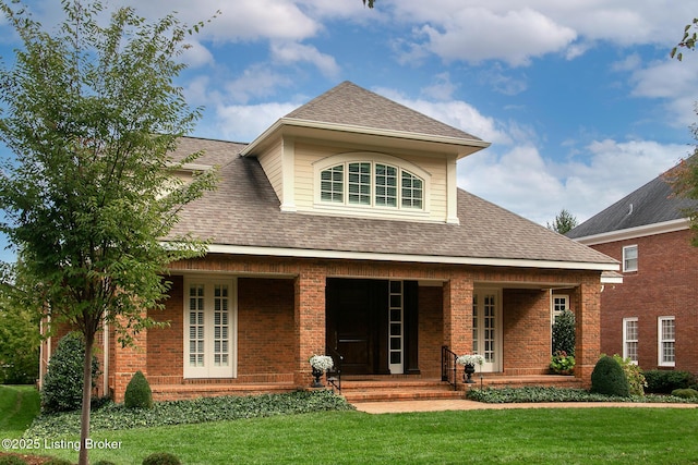 view of front of property featuring a front yard