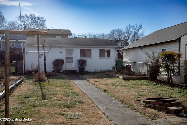 view of front of home featuring a front yard