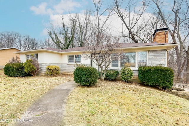 single story home featuring a front lawn