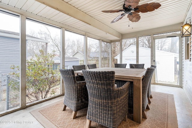 sunroom with ceiling fan