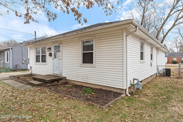 view of front of property featuring a front lawn and central air condition unit