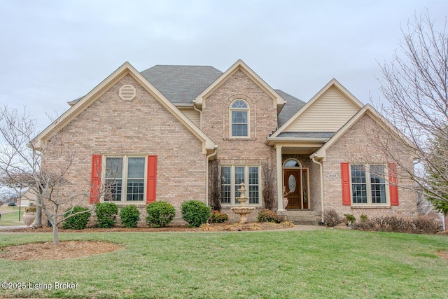 view of front property featuring a front lawn