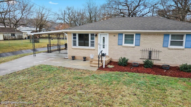 view of front of property featuring a carport and a front lawn