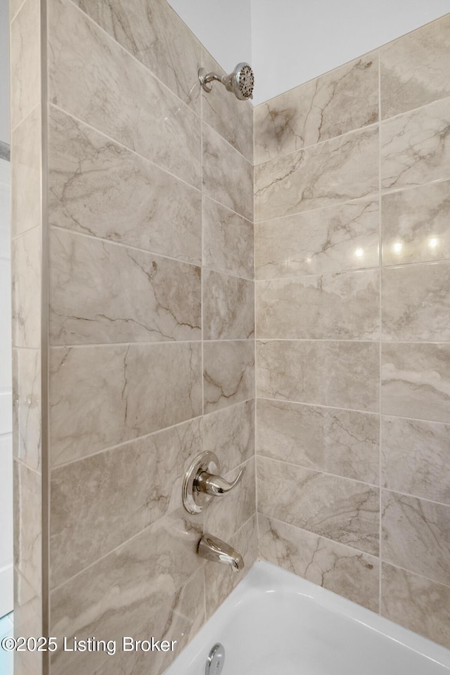 bathroom featuring tiled shower / bath