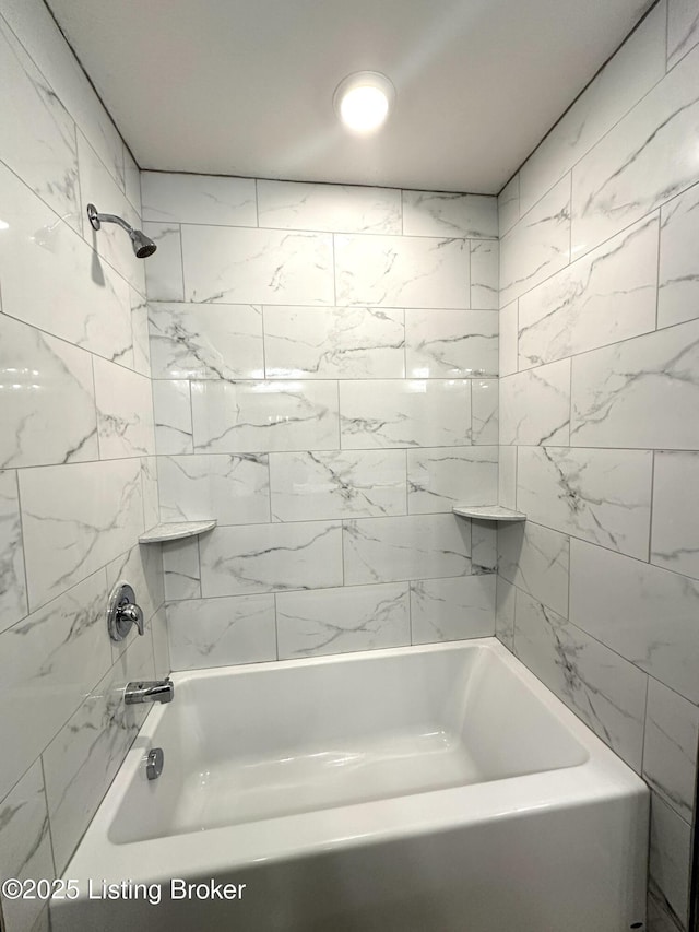 bathroom with tiled shower / bath