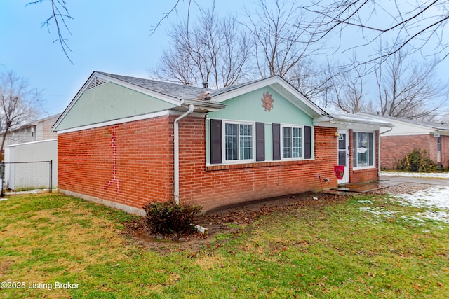 view of front of home featuring a front lawn