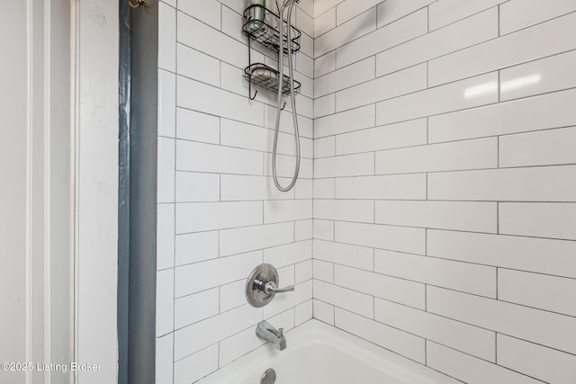 bathroom with tiled shower / bath