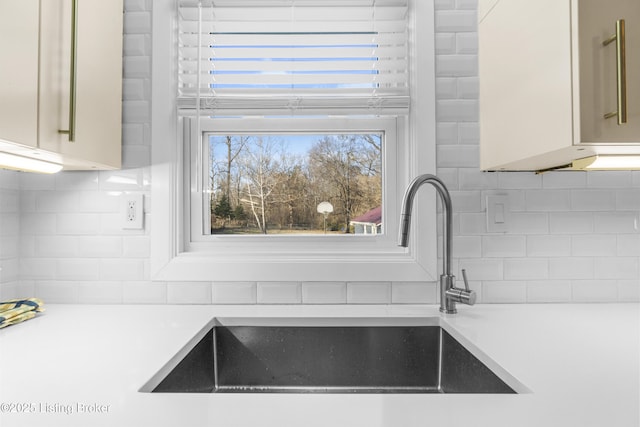 room details featuring tasteful backsplash and sink