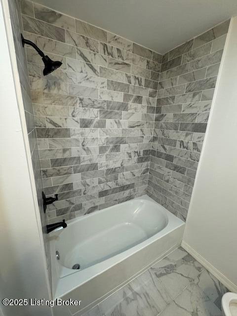 bathroom with tiled shower / bath