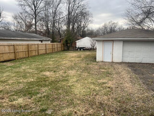 view of yard featuring a garage and an outdoor structure