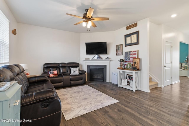 living room with dark wood-type flooring and ceiling fan