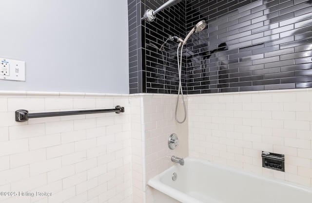 bathroom featuring tiled shower / bath combo