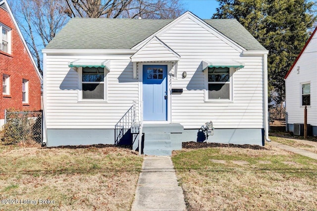 bungalow-style house featuring a front lawn