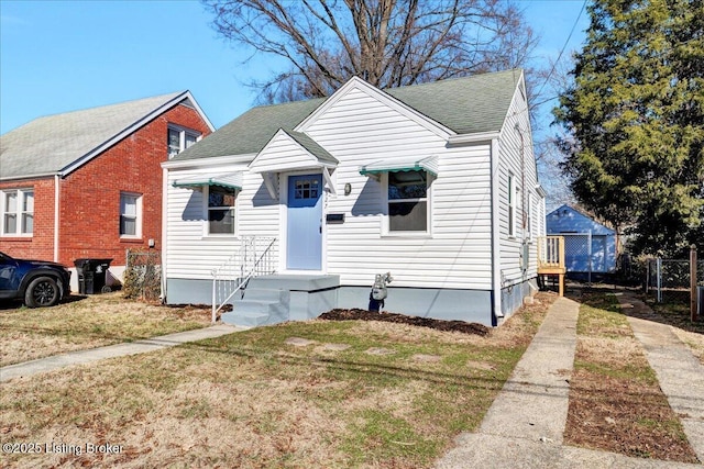 bungalow featuring a front lawn