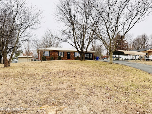 view of front of property featuring a carport and a front yard