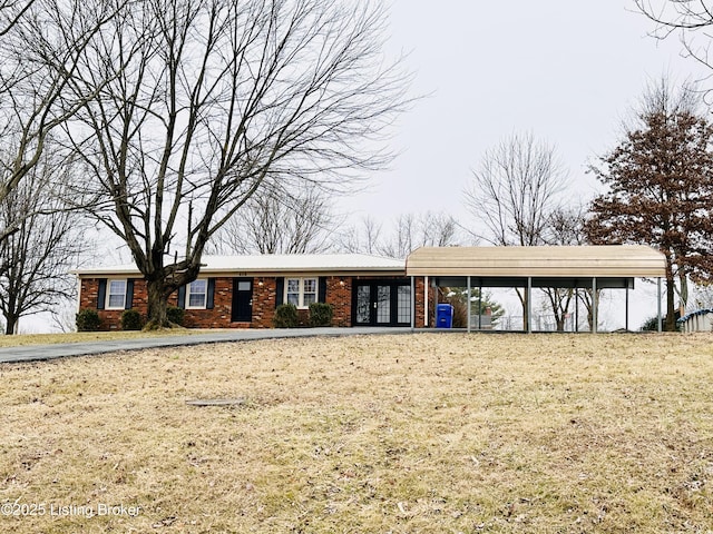 view of front of home featuring a front lawn