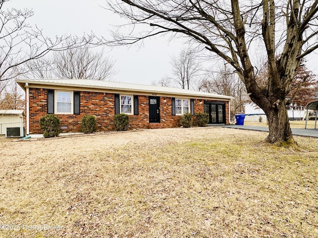 ranch-style home featuring a front lawn