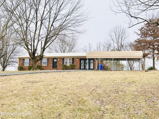 view of front of house featuring a carport and a front lawn