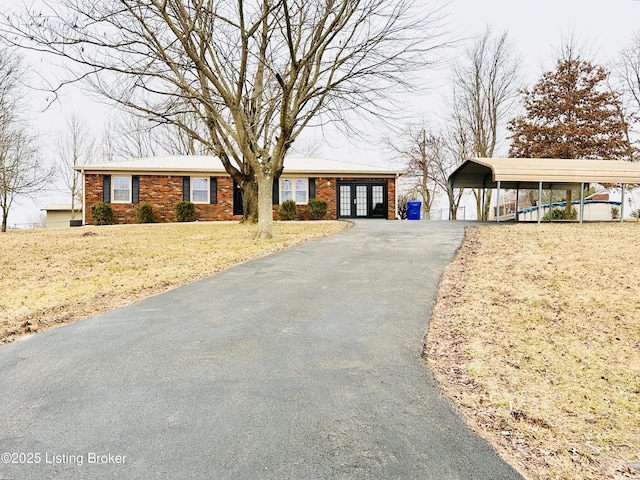 view of front of house featuring a front yard and a carport