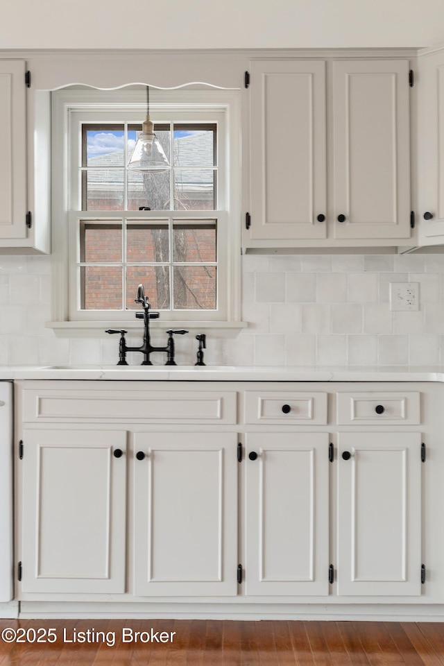 bar with a sink and decorative backsplash