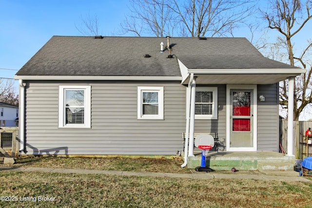 view of front of property with a front yard