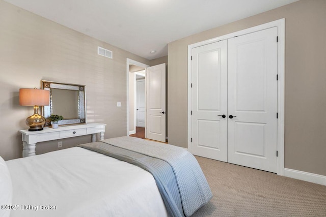 bedroom featuring visible vents, baseboards, a closet, and carpet flooring