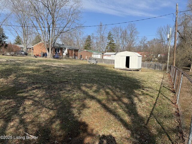 view of yard featuring a shed