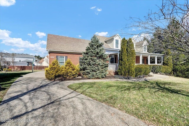 view of front of house featuring a front lawn