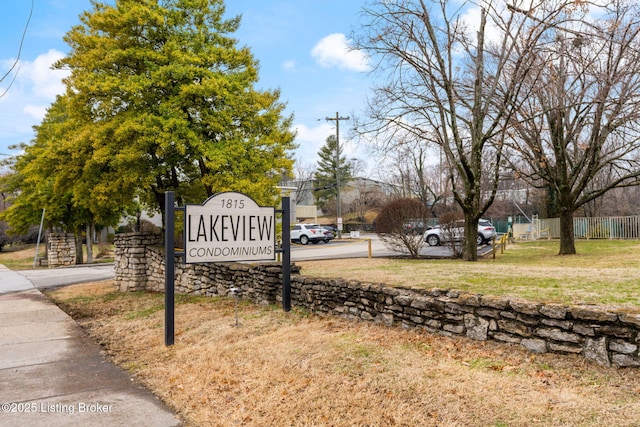 community / neighborhood sign featuring a yard