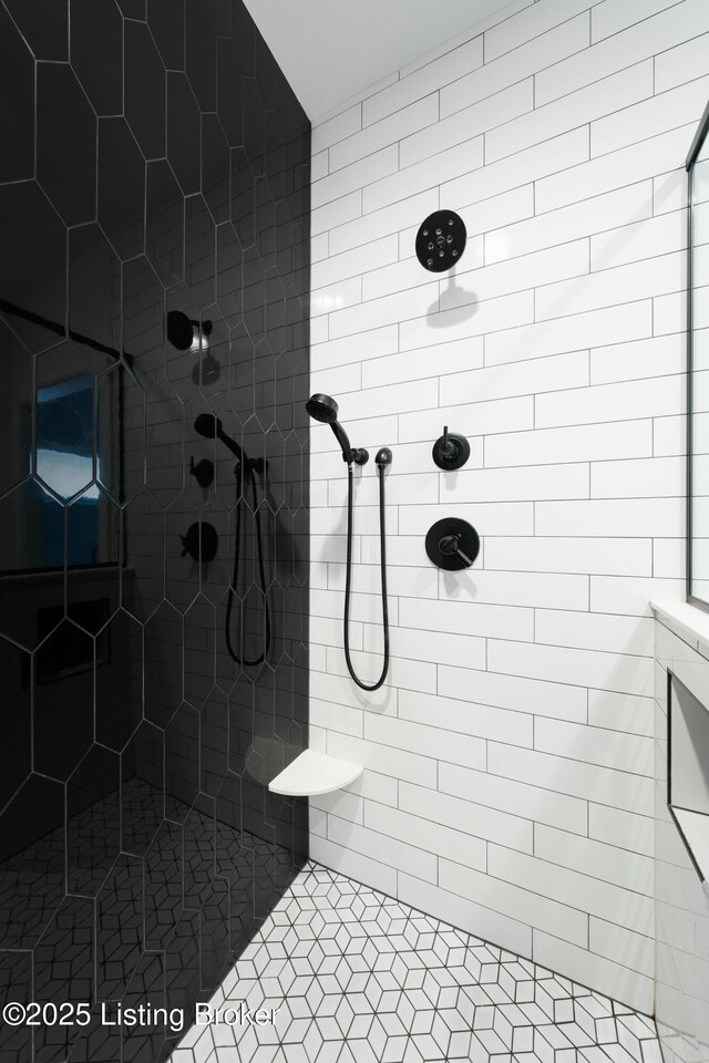 bathroom featuring a tile shower