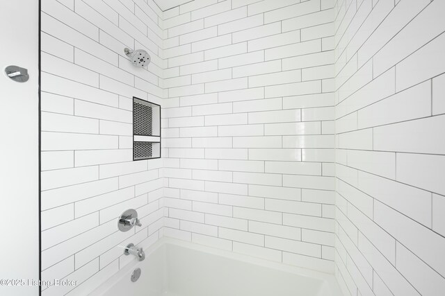 bathroom with tiled shower / bath